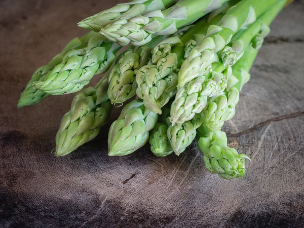 Spargel auf Holztisch — Stockfoto