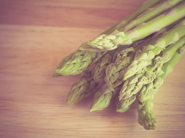 Asperges sur table en bois avec effet filtre style vintage rétro — Photo