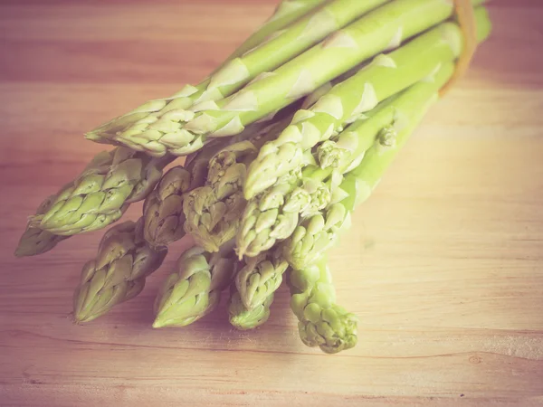 Asperges sur table en bois avec effet filtre style vintage rétro — Photo