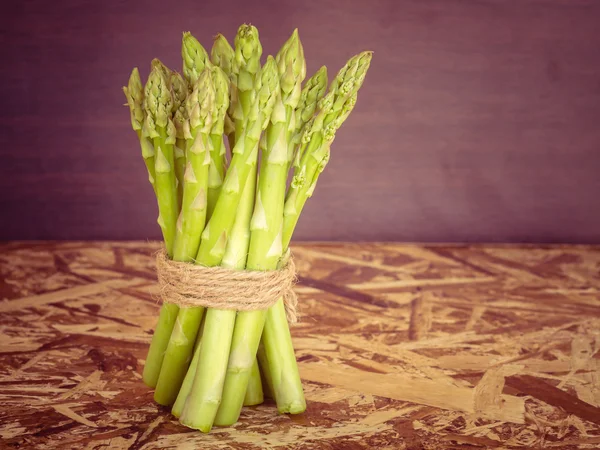 Spargel auf Holztisch mit Filtereffekt im Retro Vintage-Stil — Stockfoto