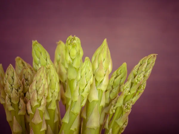 Asperges sur table en bois avec effet filtre style vintage rétro — Photo