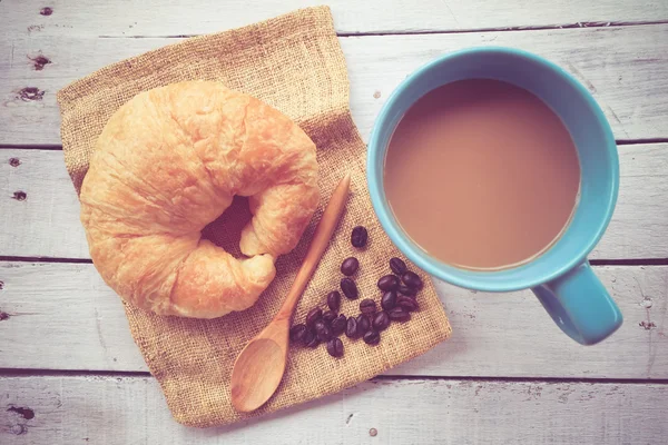 Verse Croissants op houten met retro filtereffect — Stockfoto