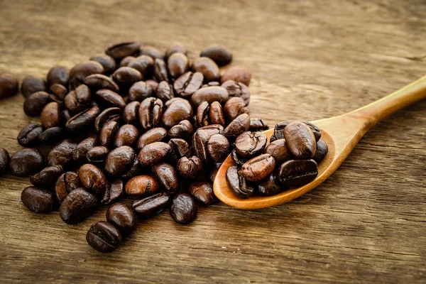 コーヒー豆やフィルター効果のレトロなビンテージ スタイルの木製のスプーン — ストック写真