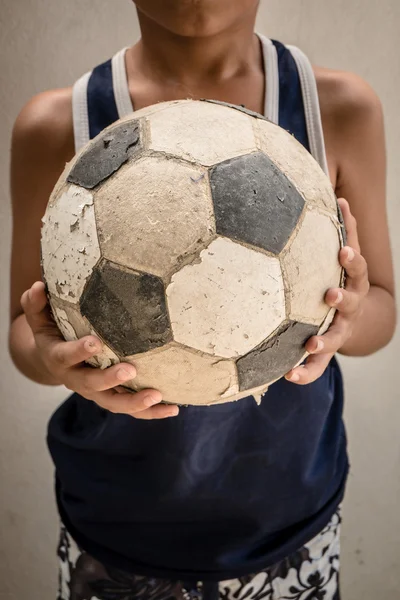 Kinder halten den alten Fußball mit Filtereffekt im Retro-Vintage-Stil — Stockfoto