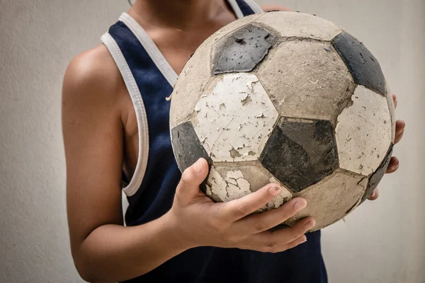 Crianças segurar o futebol antigo com efeito de filtro estilo vintage retro — Fotografia de Stock