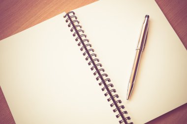  Kağıt defter ve kalem filtre etkisi retro vintage tarzı bir masada
