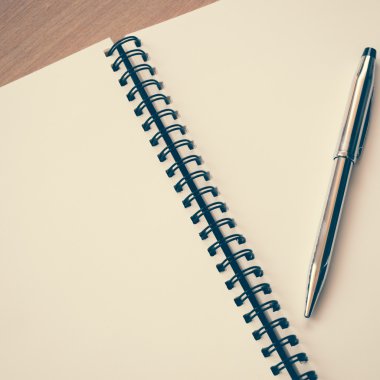 Kağıt defter ve kalem filtre etkisi retro vintage tarzı bir masada