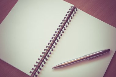  Kağıt defter ve kalem filtre etkisi retro vintage tarzı bir masada