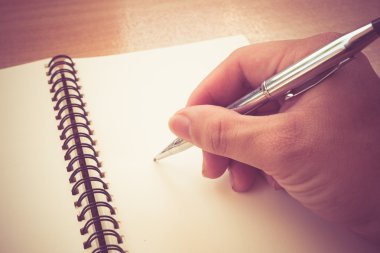 Retro etkisi soluk ve görüntü bir yazma tonda bir notla bir dolma kalem