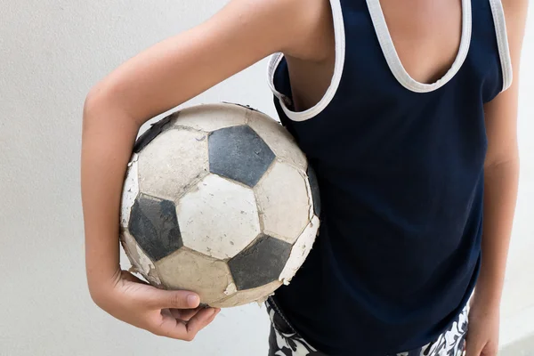 Los niños sostienen el viejo fútbol —  Fotos de Stock