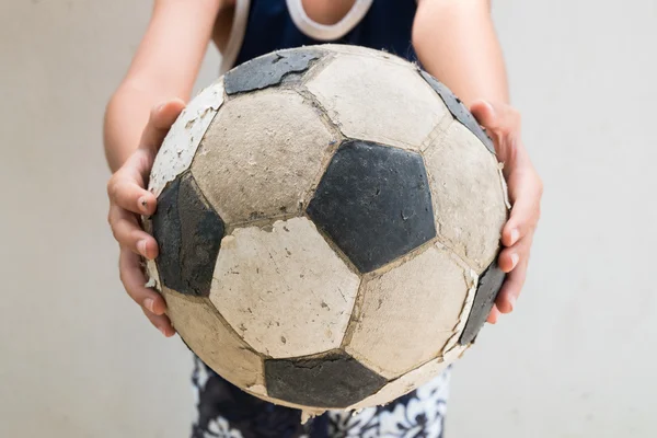 Kinder halten den alten Fußball — Stockfoto