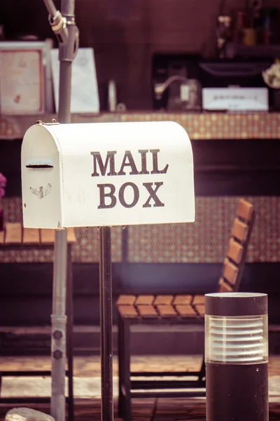 フィルター効果のレトロなビンテージ スタイルのメールボックス — ストック写真