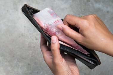 cüzdanından para almak 