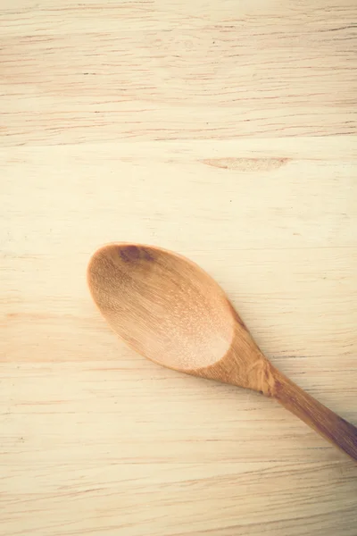 Ξύλινο κουτάλι στο ξύλινο τραπέζι με φίλτρο εφέ ρετρό στυλ vintage — Φωτογραφία Αρχείου