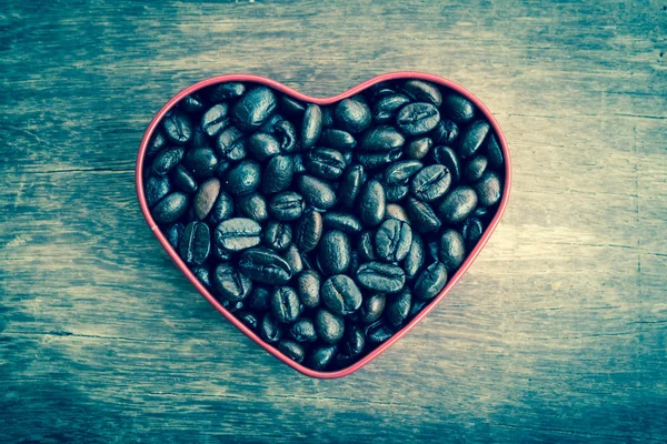 Kahve çekirdekleri filtre etkisi retro vintage tarzı ile kalp şeklinde — Stok fotoğraf