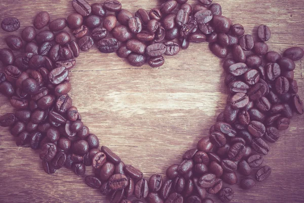 Granos de café en forma de corazón con efecto de filtro estilo vintage retro — Foto de Stock
