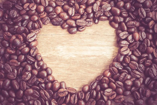 Grains de café en forme de coeur avec effet filtre style vintage rétro — Photo