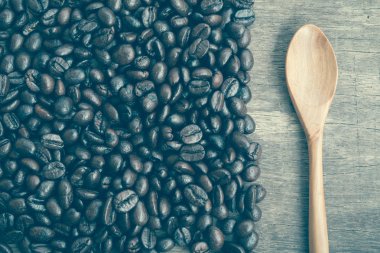 Kahve çekirdekleri ve tahta kaşıkla filtre etkisi retro vintage tarzı