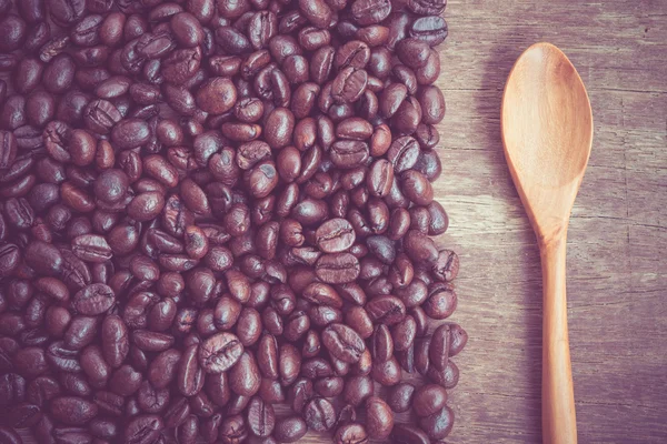 Coffee beans and wooden spoon with filter effect retro vintage style — Stock Photo, Image