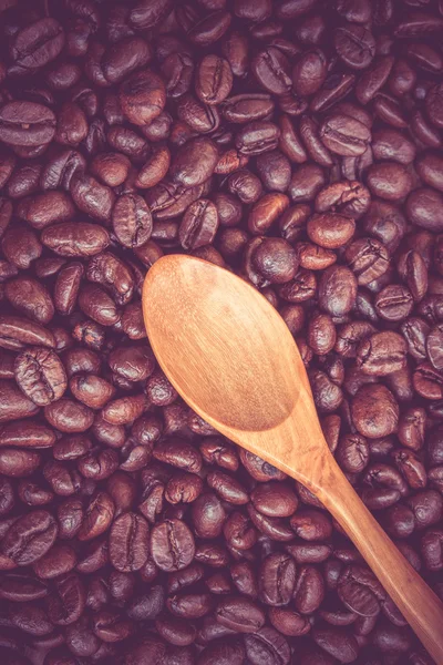 Кофейные зерна и деревянная ложка с эффектом фильтра ретро винтажный стиль — стоковое фото