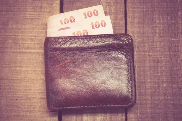 Filtre etkisi retro vintage tarzı ile deri cüzdan para — Stok fotoğraf