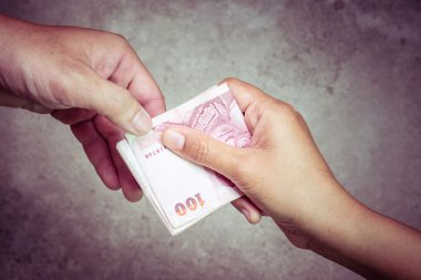 Filtre etkisi retro vintage tarzı ile para vererek