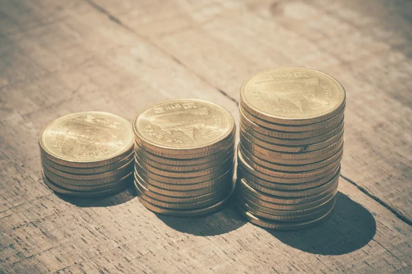 Coins on wood with filter effect retro vintage style — Stock Photo, Image