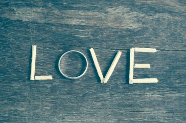  halkalı ve ahşap filtre etkisi retro vintage tarzı ile aşk yazım