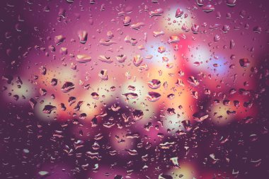 Filtre etkisi retro vintage tarzı ile cam üzerinde yağmur damlaları