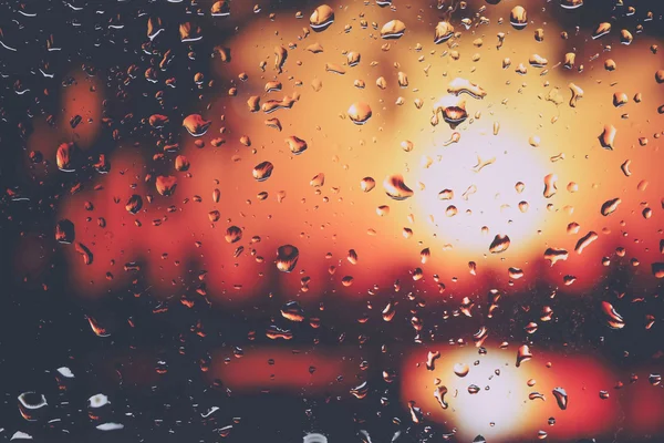 Gotas de lluvia sobre vidrio con efecto filtro estilo vintage retro —  Fotos de Stock