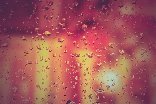 Gouttes de pluie sur verre avec effet filtre style vintage rétro — Photo