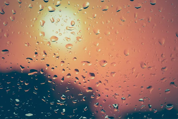 Gotas de chuva em vidro com efeito de filtro estilo vintage retro — Fotografia de Stock