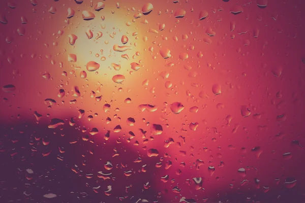 Gotas de chuva em vidro com efeito de filtro estilo vintage retro — Fotografia de Stock