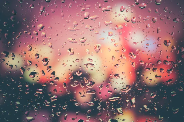 Gotas de chuva em vidro com efeito de filtro estilo vintage retro — Fotografia de Stock
