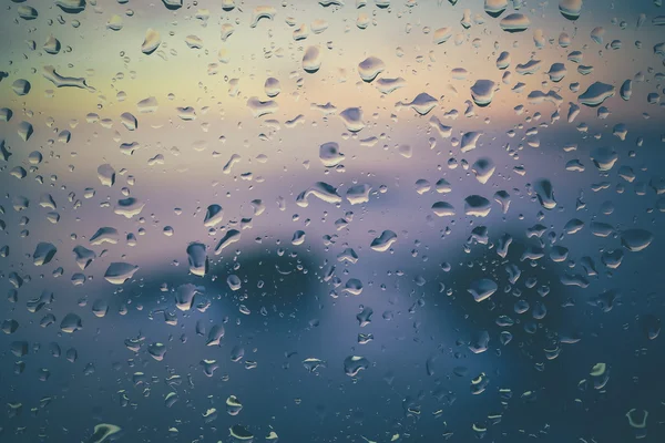 Gotas de chuva em vidro com efeito de filtro estilo vintage retro — Fotografia de Stock