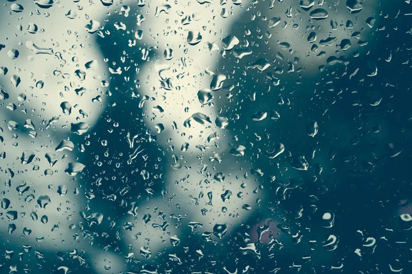 Druppels regen op glas met filter effect retro vintage stijl — Stockfoto