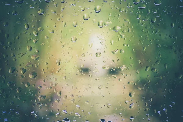 Gotas de chuva em vidro com efeito de filtro estilo vintage retro — Fotografia de Stock