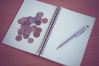 Kalem ve paralar filtre etkisi retro vintage tarzı ile