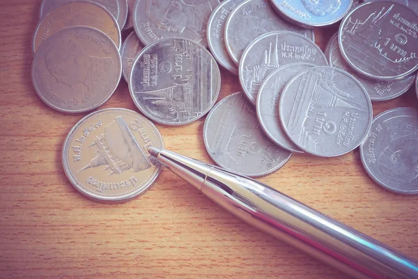 Pen and coins with filter effect retro vintage style — Stock Photo, Image