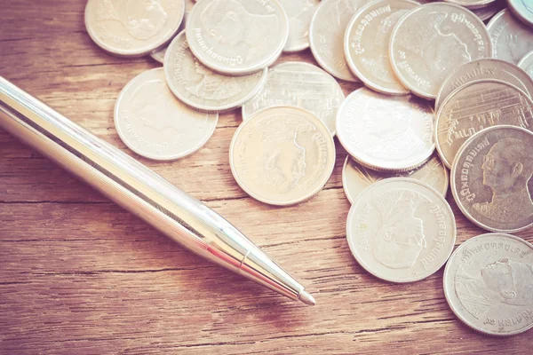 Pen and coins with filter effect retro vintage style — Stock Photo, Image