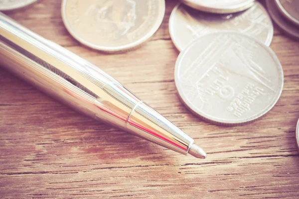 Pen en munten met filter effect retro vintage stijl — Stockfoto