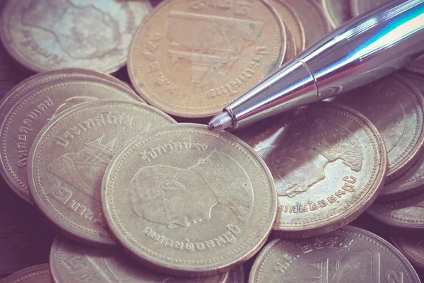 Pen and coins with filter effect retro vintage style — Stock Photo, Image