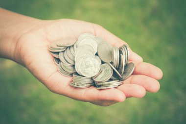 Filtre etkisi retro vintage tarzı parayla holding eller