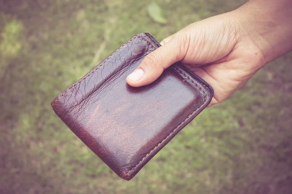 Mão e carteira com efeito de filtro estilo vintage retro — Fotografia de Stock