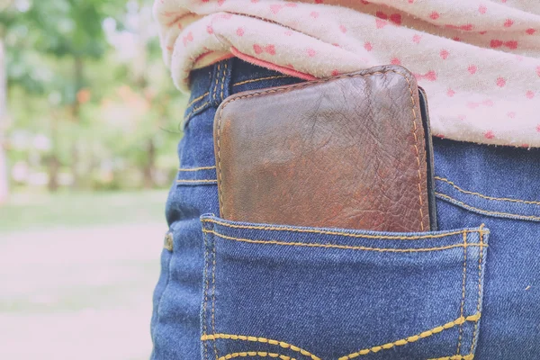 Portefeuille dans la poche arrière avec effet filtre style vintage rétro — Photo