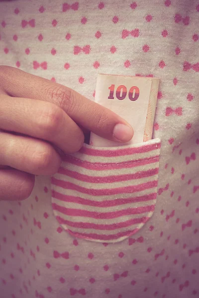 Filtre etkisi retro vintage tarzı ile cebinden para alıyor — Stok fotoğraf