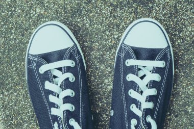 Filtre etkisi retro vintage tarzı ile siyah spor ayakkabı