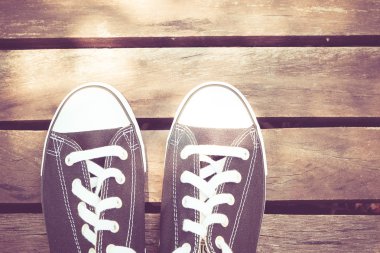 Filtre etkisi retro vintage tarzı ile siyah spor ayakkabı