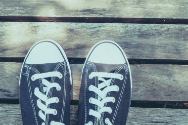 Filtre etkisi retro vintage tarzı ile siyah spor ayakkabı