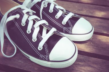 Filtre etkisi retro vintage tarzı ile siyah spor ayakkabı